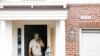 یکی از ماموران امنیتی در مقابل منزل این پلیس در ویرجینیای آمریکا. 