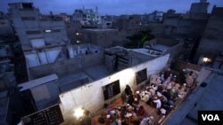 More than 300 poor children hold classes in three shifts on rooftop of building. (UNESCO/Akhtar Soomro)