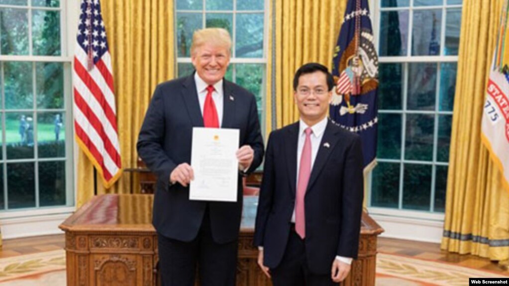Đại sứ Việt Nam Hà Kim Ngọc trình quốc thư cho Tổng thống Hoa Kỳ Donald Trump, ngày 17/9/2018. Photo TTXVN