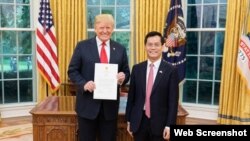 Đại sứ Việt Nam Hà Kim Ngọc trình quốc thư cho Tổng thống Hoa Kỳ Donald Trump, ngày 17/9/2018. Photo TTXVN