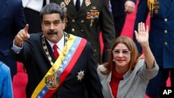 Le président vénézuélien Nicolas Maduro, à gauche, et la première dame Cilia Flores avant la prestation de serment à l'Assemblée constituante à Caracas, le 24 mai 2018. (Photo AP / Ariana Cubillos) 