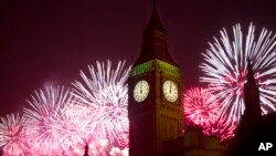 지난 1일 영국 런던의 명물 빅벤 시계탑 뒤로 새해 시작을 알리는 불꽃놀이가 인다.. (자료사진)