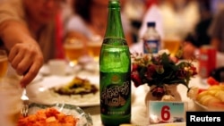 북한의 한 식당에 마련된 연회장 테이블에 '대동강 맥주'가 놓여있다. (자료사진)