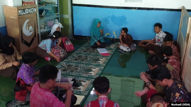 Siswa kelas 6 SDN Bangunrejo 2 mengikuti pelajaran tambahan di mushola, Jumat (7-2) sehari sebelumnya kegiatan ini berlokasi di poskamling kampung. (Foto: VOA/ Nurhadi)