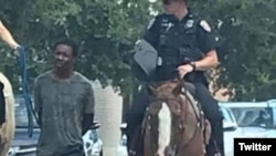Donald Neely, tiré avec une corde par deux policiers à cheval au Texas, samedi 3 août 2019. (VOA/Capture d'écran Twitter)
