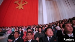 북한 주민들이 11일 평양에서 열린 당 대회 축하 합동 공연 ‘영원히 우리 당 따라’를 관람하고 있다.