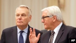 Le chef de la diplomatie allemande Frank-Walter Steinmeier, à droite, avec son homologue français Jean-Marc Ayrault à Kiev, le 22 février 2016.