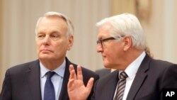 Le chef de la diplomatie allemande Frank-Walter Steinmeier, à droite, avec son homologue français Jean-Marc Ayrault à Kiev, le 22 février 2016. 