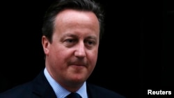 Thủ tướng Anh David Cameron rời tòa nhà số 10 Downing Street ở London, Anh, ngày 11 tháng 4 năm 2016.