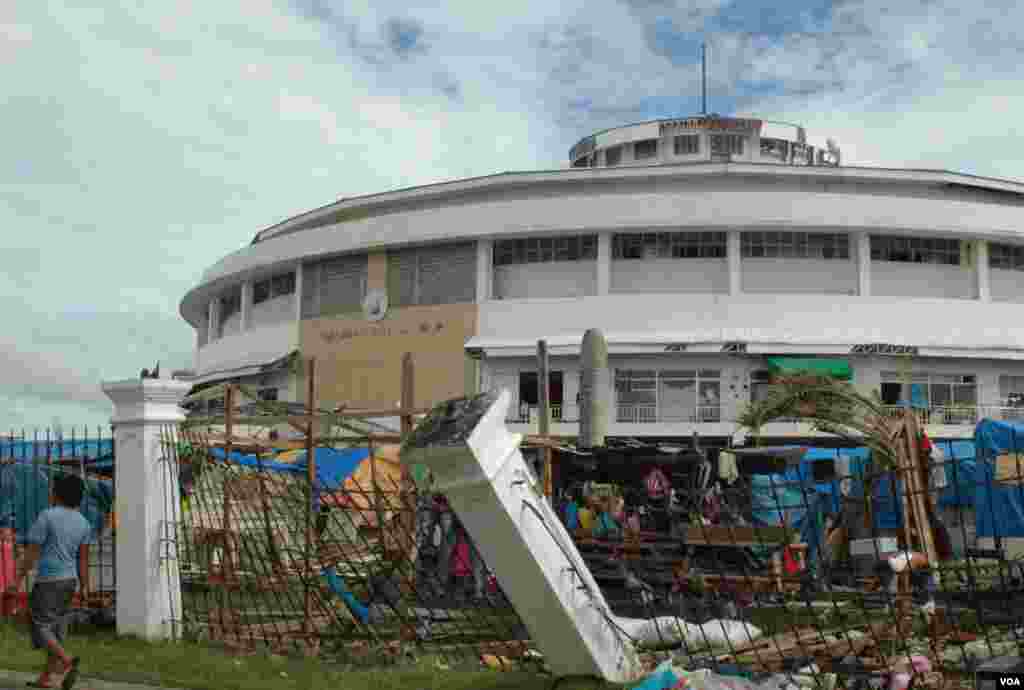 Tacloban&#39;s convention center, nicknamed &quot;The Astrodome&quot; was where many evacuees sheltered during the typhoon, Nov. 21, 2013. (Steve Herman/VOA)