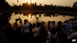 Du khách chụp cảnh mặt trời mọc tại Angkor Wat thuộc khu ngoại ô phía bắc Siem Reap, Campuchia ngày 19/2/2017. 