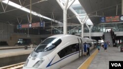 北京站内的高铁动车资料照。“和谐号”会一路驶入台湾吗？