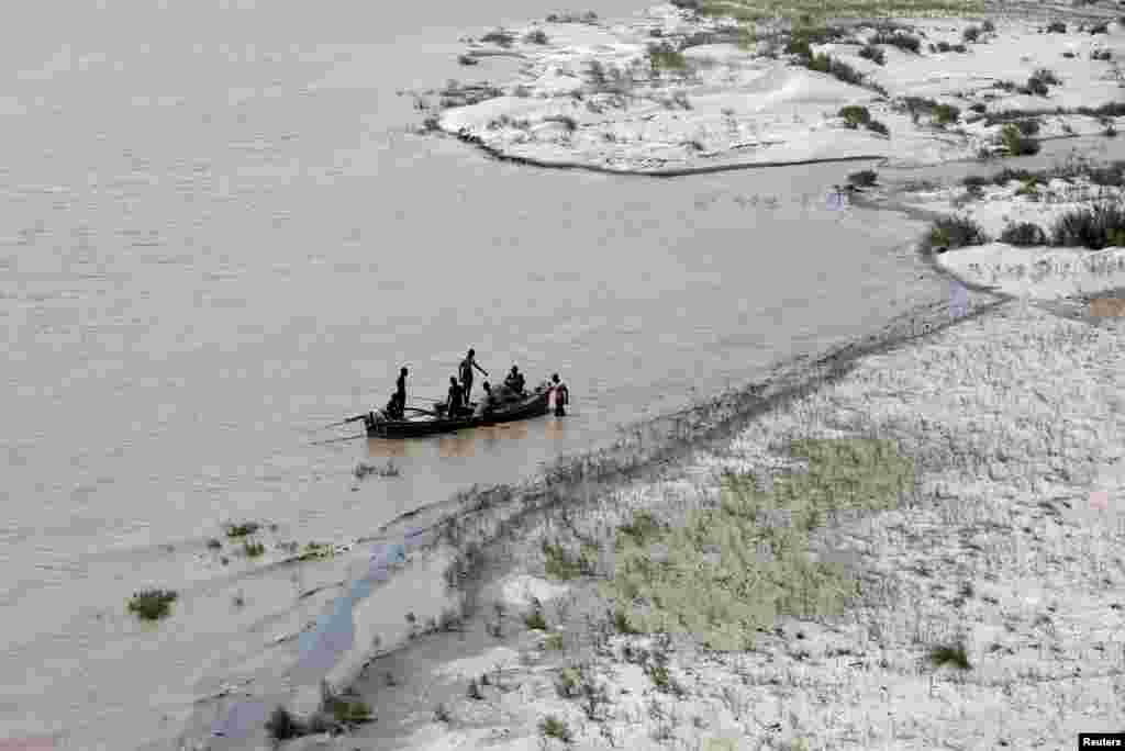 파키스탄 하이데라바드 인더스강에서 어부들이 배를 띄우고 있다.
