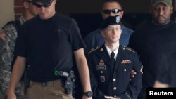 Bradley Manning (giữa) rời tòa án ở Ft. Meade, Maryland, 30/7/13