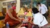 វត្ត​អារាម​ស្ងប់​ស្ងាត់ ខណៈ​ពលរដ្ឋ​ទទួល​ទេវតា​នៅ​ផ្ទះ ​ដោយ​សារ​បារម្ភ​អំពី​វីរុស​កូរ៉ូណា