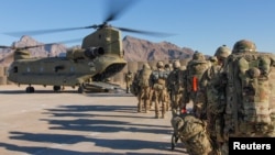 Arhiva - Američki vojnici prirodati misiji "Odlučna podrka" ulaze u helikopter u Avganistanu, 15. januara 2019.
