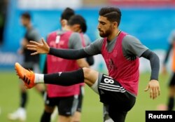 Pesepak bola Iran, Alireza Jahanbakhsh, saat berlatih di Kazan Arena, Kazan, Rusia, 19 Juni 2018. (Foto: Reuters)