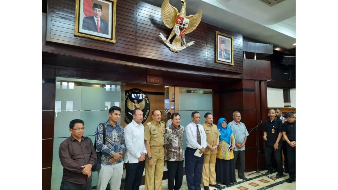 Bupati Natuna Abdul Hamid Rizal, Wakil Bupati Natuna Ngesti Yuni Suprapti, Ketua Dewan Perwakilan Rakyat Daerah (DPRD) Kabupaten Natuna Andes Putra, dan tokoh masyarakat Natuna hari Selasa, 4 Februari 2020 menemui Menkopolhukam