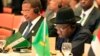 گودلاک جاناتان، رئیس جمهوری نیجریه (راست) و جاکایا مریشو کیکوته، رئیس جمهوری تانزانیا در مراسم پنجاهمین سالگرد اتحادیه آفریقا