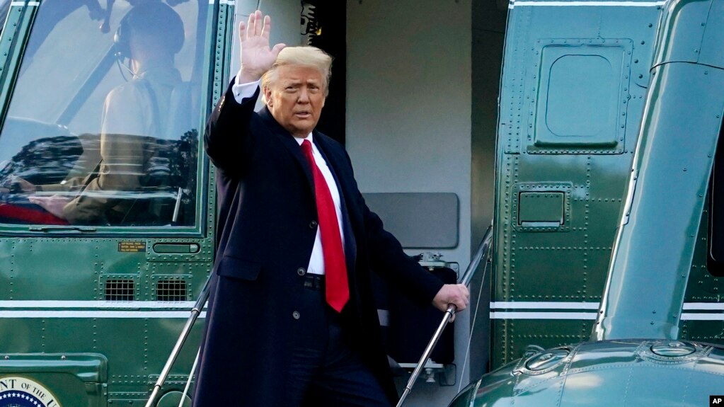资料照片：特朗普总统即将乘“海军陆战队一号”专用直升机离开白宫南草坪，并随后乘“空军一号”专机前往佛罗里达的海湖庄园。(2021年1月20日)(photo:VOA)
