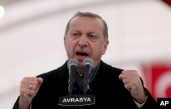 ປະທານາທິບໍດີ ຂອງເທີກີ ທ່ານ Recep Tayyip Erdogan ສະແດງທ່າທີ ໃນຂະນະທີ່ ທ່ານກ່າວຖະແຫລງ ໃນລະຫວ່າງ ການພິທີການເປີດ ອຸໂມງ ຂອງຢູເຣເຊຍ ໃນນະຄອນ Istanbul, ວັນທີ 20 ທັນວາ 2016.