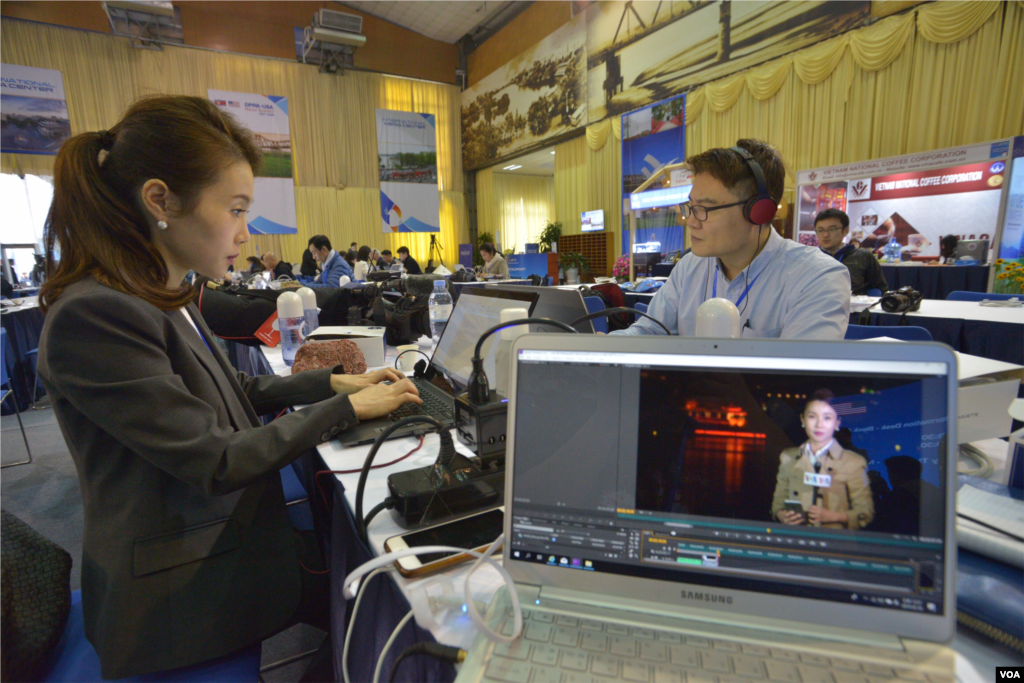 베트남 2차 미-북 정상회담 취재를 위한 하노이 국제미디어센터 안에서 VOA 기자들이 기사를 작성하고 있다.