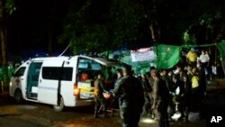 Les travailleurs d'urgence portent sur une civière l'un des garçons secourus pour être transportés en ambulance à l'hôpital, à Mae Sai, dans le district de Chiang Rai en Thaïlande, le dimanche 8 juillet 2018. (Bureau des relations publiques de Chiang Rai via AP)