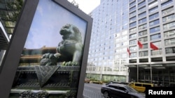 资料照：位于北京的中国证券监督管理委员会大楼附近一个广告牌上的石狮子。