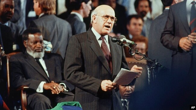 South African President F.W. de Klerk, right, marks the end of South Africa's rule of Namibia during independence celebrations, in Windhoek, Namibia, March 21, 1990. (AP Photo/John Parkin/File)