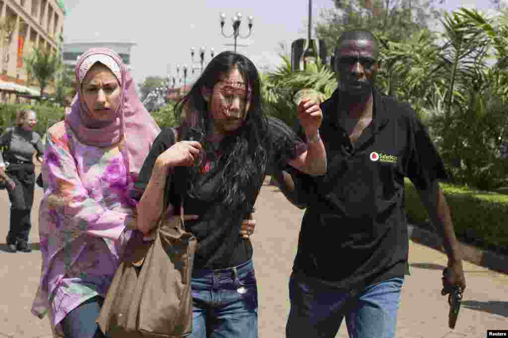 2013年9月21日，在内罗毕遭到袭击的韦斯特盖特购物中心，人们在帮助一名受了伤的妇女。