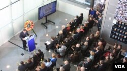 Ông Richard Engel phát biểu tại lễ tưởng niệm những nhà báo đã nằm xuống ở Bảo tàng Newseum