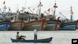 Vietnamese fishermen paddle their boat in Vung Tau, 125 kilometers (77 miles) south east of Vietnam's southern city of Ho Chi Minh (file photo)