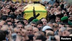 ບັນດາສະມາຊິກ Hezbollah ແບກຫີບສົບຂອງ ທ້າວ Moughniyah ໃນພິທີສົ່ງສະການ ທີ່ເບຣຸດ.