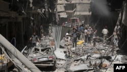 Cảnh tàn phá sau một vụ tấn công bằng bom thùng của lực lượng chính phủ Syria ở thành phố Aleppo