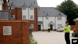 Pihak berwenang menjaga keamanan di sekitar perumahan di Amesbury, Inggris, Rabu, 4 Juli 2018.