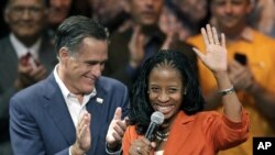 Mantan kandidat presiden dari partai Republik, Mitt Romney mendukung kampanye Mia Love di Lehi, Utah (8/10).