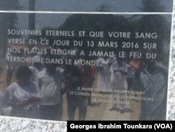 Stèle érigée en hommage aux victimes sur le lieu de l'attaque, à Grand Bassam, le 13 mars 2017. (VOA/Georges Ibrahim Tounkara)