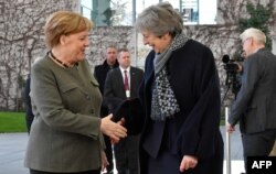 Nemačka kancelarka Angela Merkel i britanska premijerka Tereza Mej tokom susreta u Berlinu