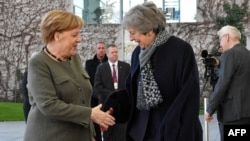German Chancellor Angela Merkel (L) shakes hands with British Prime Minister Theresa May as she arrives at the Chancellery in Berlin on Apr. 9, 2019. 