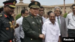 Menhan Tiongkok Jenderal Liang Guanglie (kedua dari kiri) berjabat tangan dengan Menhan India A. K. Antony setelah pertemuan di New Delhi (4/9). 