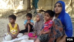 지난해 11월 미얀마 라카인 주의 군사작전을 피해 방글라데시로 피난한 로힝야족 여성과 아이들. 