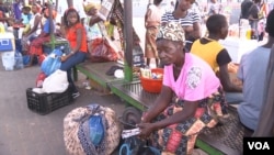 Paragem de "chapa" em Maputo, Moçambique. "Chapa" é a designação dada aos transportadores semi-coletivos.