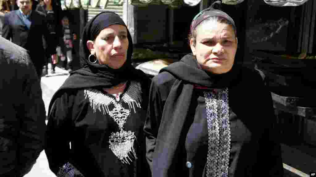 Coptic women make their way to the the cathedral in Cairo. (VOA-E. Arrott)