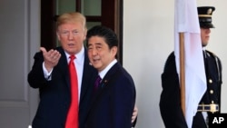 Predsednik Donald Tramp i japanski premijer Šinzo Abe uoči sastanka u Beloj kući, 7. jun 2018.