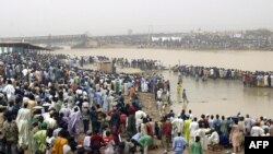 ARCHIVES - Les pêcheurs se préparent au festival de pêche d'Argungu dans l'Etat de Kebbi au nord du Nigeria, 19 mars 2004.
