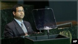 Ahmed Shaheed prononçant un discours à l'ONU en 2005