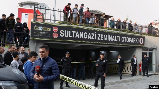 土耳其警察在土耳其伊斯坦布尔的一个停车场门口站岗，那里发现了沙特阿拉伯领事馆的车辆。（2018年10月22日）