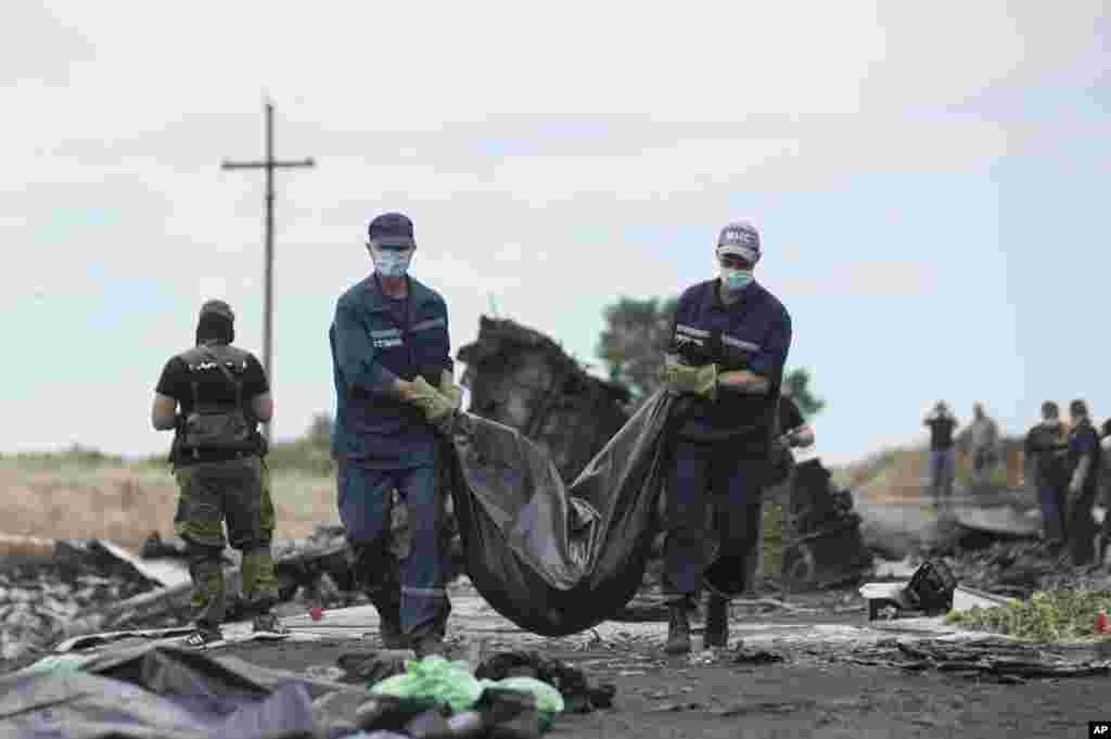 Nhân viên cấp cứu khiêng túi đựng thi thể&nbsp;nạn nhân từ hiện trường tai nạn gần làng Hrabove, miền đông Ukraine, ngày 19/7/2014. &nbsp;