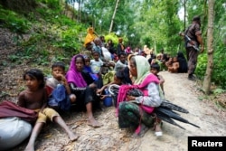 28일 미얀마에서 방글라데시 국경을 넘어간 로힝야족 난민들이 국경수비대 통제 아래 억류돼 있다.