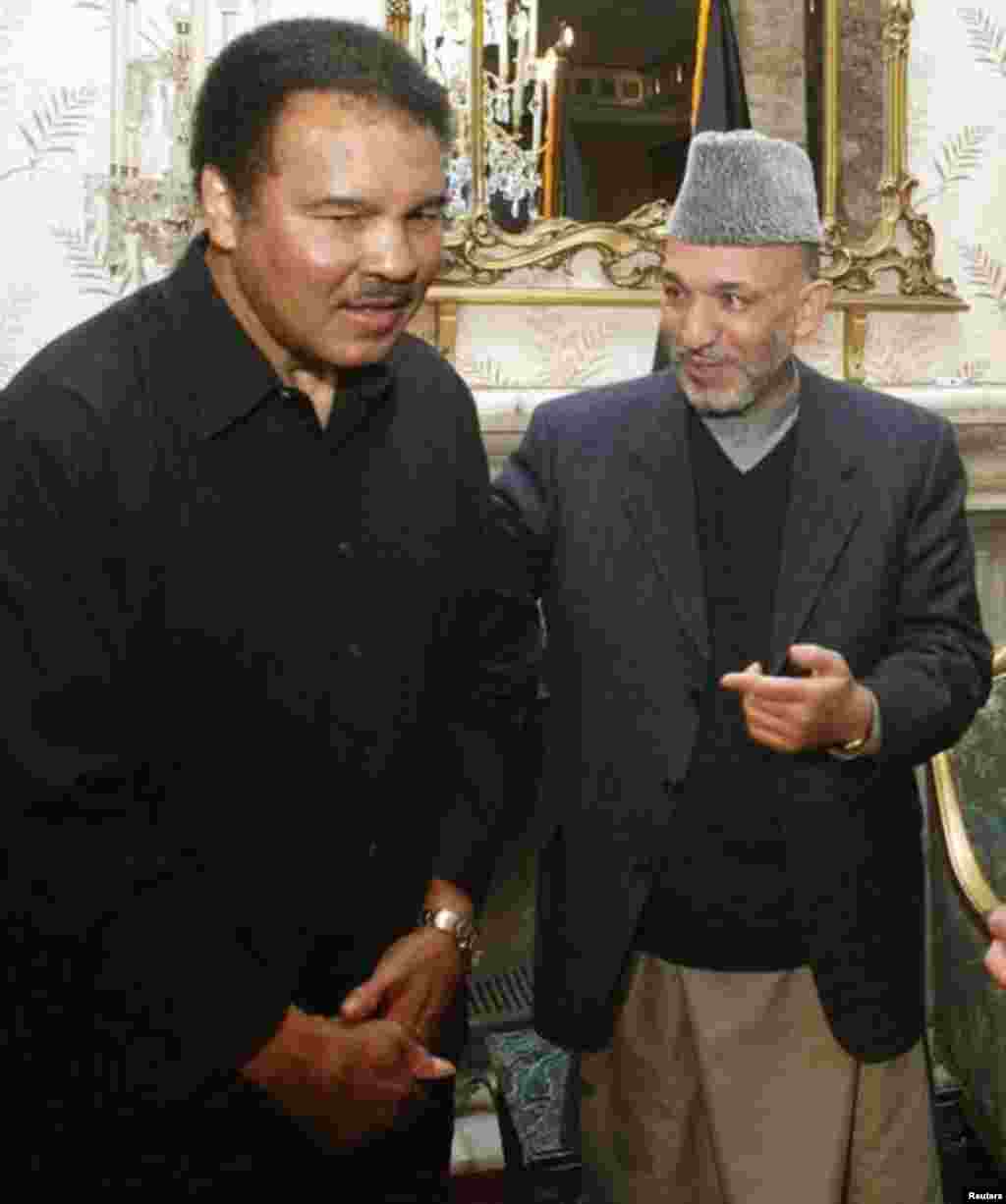 وہ دنیا کے پہلے باکسر ہیں جنھوں نے تین مرتبہ اس کھیل میں دنیا کا سب سے بڑا اعزاز ’’ورلڈ ہیوی ویٹ باکسنگ چیمپیئن شپ‘‘ جیتا